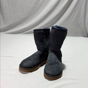 UGG Women's Mid-Calf Shearling Boots in Navy Blue with Tan Sole Size 9